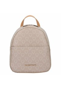 Mochila beige fabricada con un material texturizado, con un sutil patrón de logotipos en toda la superficie, acentos lisos en marrón claro y un bolsillo frontal con cremallera.
