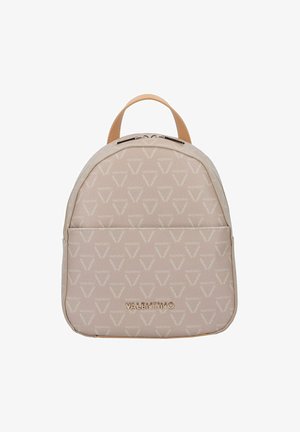 Sac à dos beige en matériau texturé, avec un discret motif logo sur l'ensemble, des accents lisses marron clair et une poche avant zippée.