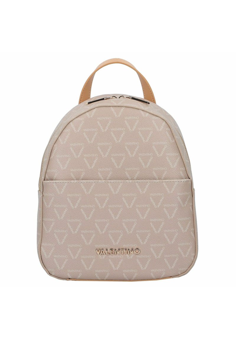 Mochila beige fabricada con un material texturizado, con un sutil patrón de logotipos en toda la superficie, acentos lisos en marrón claro y un bolsillo frontal con cremallera.