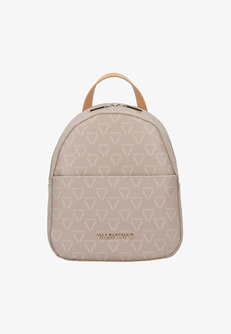 Mochila beige fabricada con un material texturizado, con un sutil patrón de logotipos en toda la superficie, acentos lisos en marrón claro y un bolsillo frontal con cremallera.