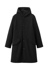 Abrigo negro con capucha, hecho de tela texturizada. Cuenta con cierre de botones al frente y dos bolsillos inclinados. Corte amplio que llega hasta la rodilla.