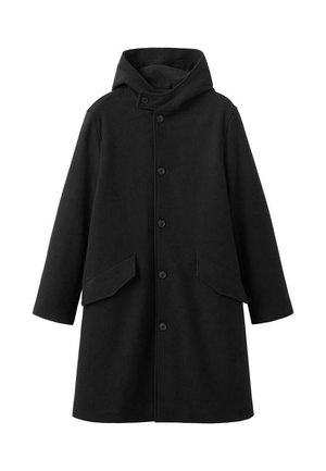 Zwarte jas met capuchon, gemaakt van gestructureerde stof. Heeft een knoopsluiting aan de voorkant en twee schuine zakken. Losvallend met een knielengte.