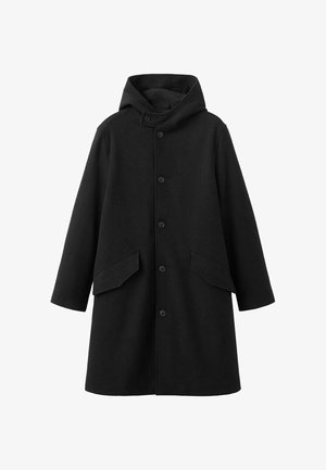 Czarny płaszcz z kapturem, wykonany z teksturowanej tkaniny. Posiada zapięcie na guziki z przodu oraz dwa skośne kieszenie. Luźny krój o długości do kolan.