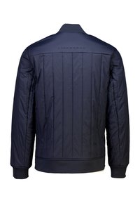 Giacca bomber navy con texture trapuntata verticale, polsini e orlo a costine, logo stampato sul retro e colletto alto.