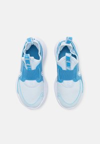 Baskets de sport bleu clair avec une tige en mesh, une sangle élastique et une semelle blanche. Comprend une languette avec le logo "NIKE" à l'arrière.