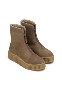 Bottes cheville en daim marron avec une fermeture éclair latérale, intérieur rembourré et semelle en caoutchouc texturée avec des détails rainurés.