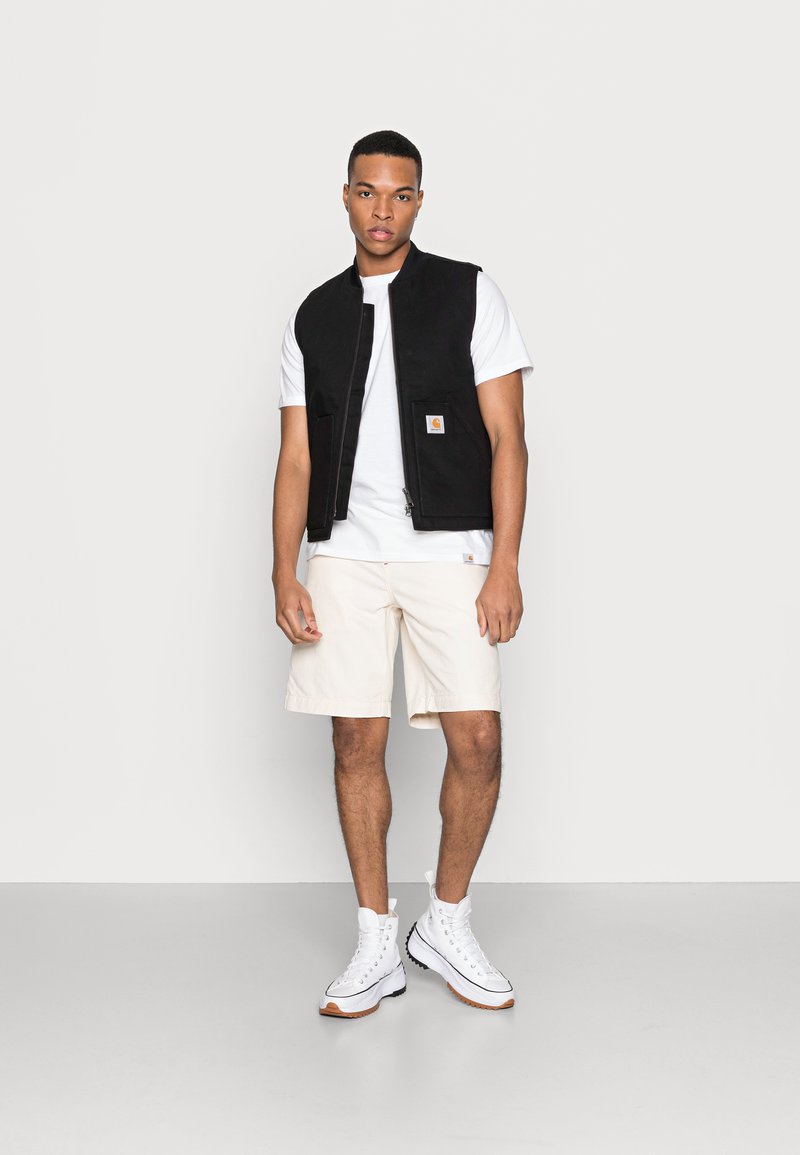 Herren Chino Shorts | Carhartt WIP WESLEY NEWCOMBDRILL Shorts natural garment/offwhite - YN23019 Herren Chino Shorts | Carhartt WIP WESLEY NEWCOMBDRILL Shorts natural garment/offwhite - YN23019