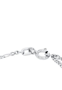 Silver kedjearmband med sammankopplade länkar, en kräftklämma och en polerad yta med en slät textur.