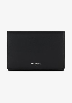 Schwarze Lederbrieftasche mit glatter Textur, kompaktem Design und geprägtem Markennamen "LE TANNEUR 1898" in Silber.