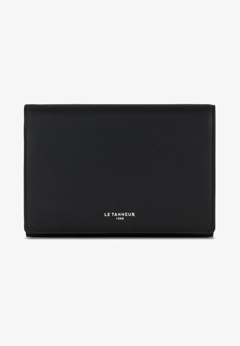 Billetera de cuero negro con una textura suave, diseño compacto y el nombre de la marca "LE TANNEUR 1898" en relieve en plata.