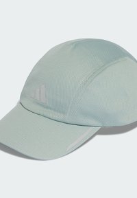 Gorra de running de color verde claro hecha de material sintético texturizado, con un visor curvado y un detalle de logo reflectante en la parte delantera y lateral.