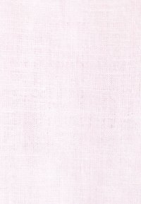 Texture de tissu tissé rose clair avec un motif de croisement visible des fils, créant une apparence subtile de grille.