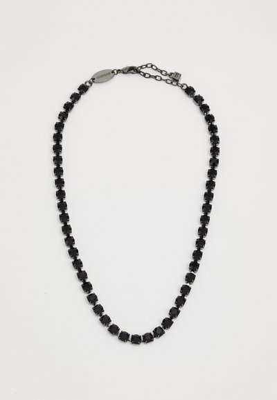 Collier en pierre précieuse noire, composé de pierres taillées en rond, montées sur une chaîne en métal avec un fermoir ajustable et un petit détail en forme d'étiquette.