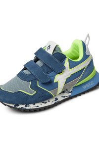 Blå idrottssko med grå accenter, grön foder och vit logotyp. Har två kardborreband och en texturerad sula med ett fläckigt mönster.
