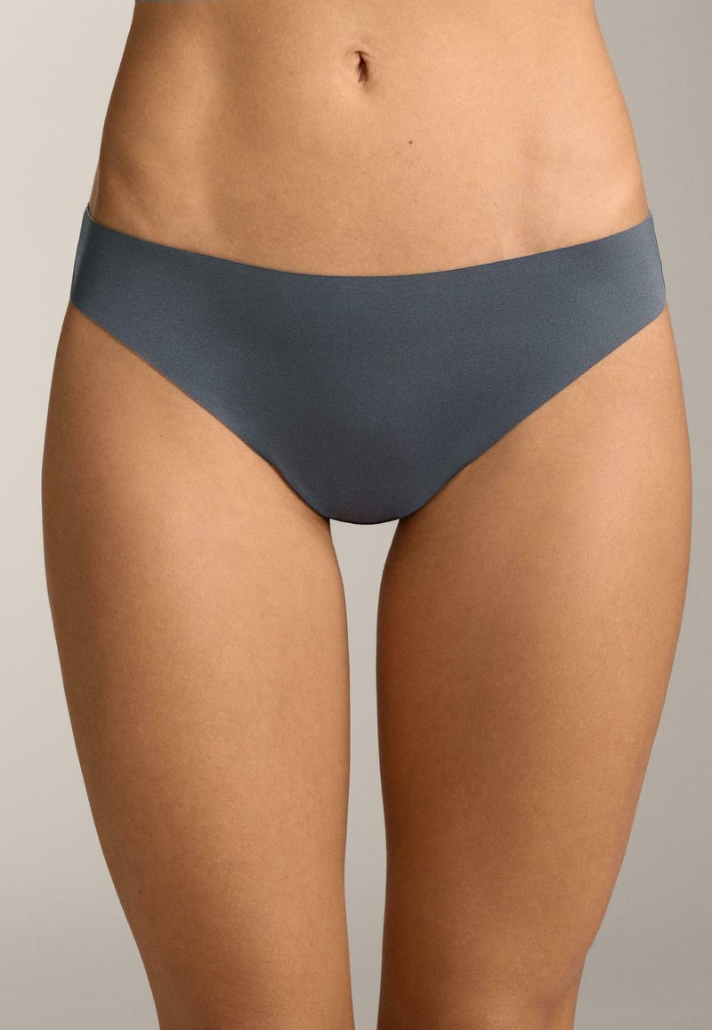 Grijze bikinibroek gemaakt van gladde stof met een lage taille en minimalistische snit, voorzien van een naadloze tailleband voor comfort.