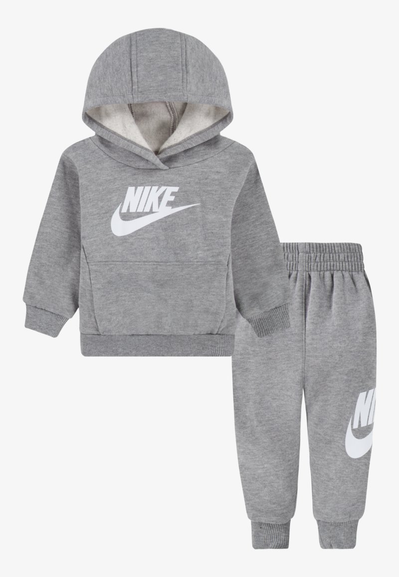 Grauer Nike-Kapuzenpullover und Jogginganzug. Der Kapuzenpullover hat eine Kängurutasche und ein weißes Logo; die Hose verfügt über einen elastischen Bund und Bündchen.