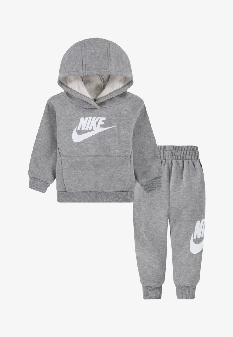 Grauer Nike-Kapuzenpullover und Jogginganzug. Der Kapuzenpullover hat eine Kängurutasche und ein weißes Logo; die Hose verfügt über einen elastischen Bund und Bündchen.