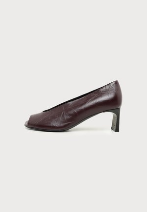 Escarpin femme en cuir marron foncé, à petit talon, bout ouvert et texture légèrement froissée, vu de profil.