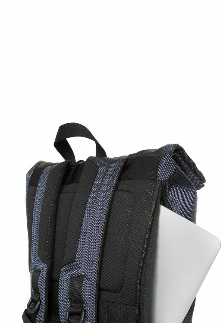 Sac à dos noir et bleu avec des bretelles rembourrées, en tissu texturé, et un compartiment pour ordinateur portable partiellement exposé sur le côté droit.