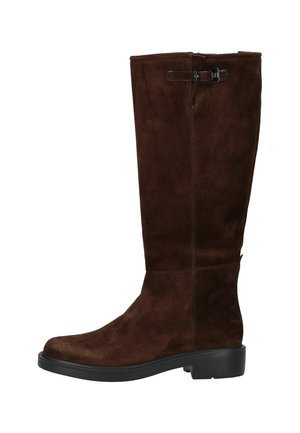 Stivale marrone in suede fino al ginocchio con punta tonda, suola nera piatta e una fibbia decorativa in alto, caratterizzato da una texture liscia e linee pulite.