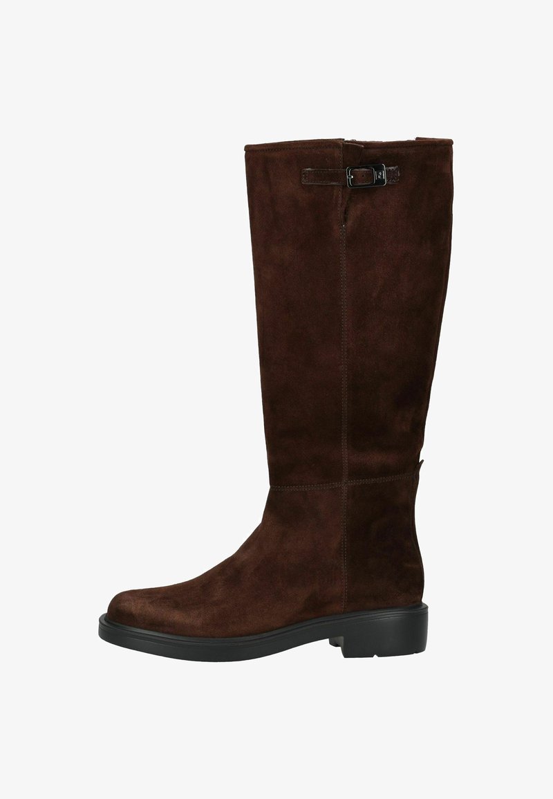 Hnědé semišové kozačky po kolena s kulatou špičkou, plochou černou podrážkou a ozdobnou sponou na vrchu, se hladkým povrchem a čistými liniemi.