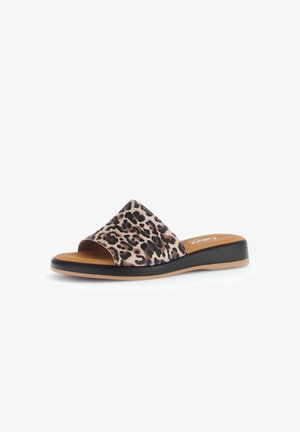 Schiebesandale mit breitem Riemen im Leopardenmuster, schwarzer Mittelsohle und hellbraunem Fußbett, entworfen für den Freizeitgebrauch.