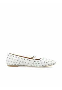 Scarpe bianche flat con punta rotonda, decorate con borchie d'argento. Presentano una sottile cinghia sul collo del piede per un supporto aggiuntivo.