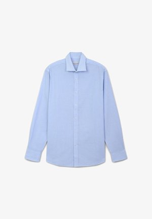 Chemise boutonnée à manches longues de couleur bleu clair avec un col pointu, dotée de fines rayures verticales et d'une texture lisse. Six boutons sur le devant.