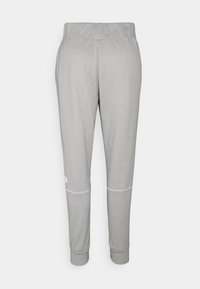 Szare sportowe spodnie z elastycznym pasem, prążkowanymi ściągaczami i kontrastowymi przeszyciami. Na lewym udzie znajduje się małe logo.