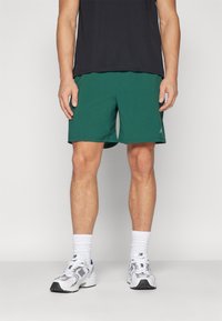 New Balance ESSENTIALS SHORT - Pantalón corto de deporte - nightwatch green