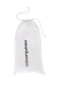 Sac à cordon blanc en tissu, comportant le mot "minorquines" imprimé verticalement en noir. Texture lisse, design simple.