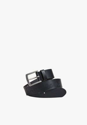 Černý kožený pásek s plochým designem, vybavený stříbrnou kovovou sponou a prokresleným vzorem podél délky. Texturovaný povrch.