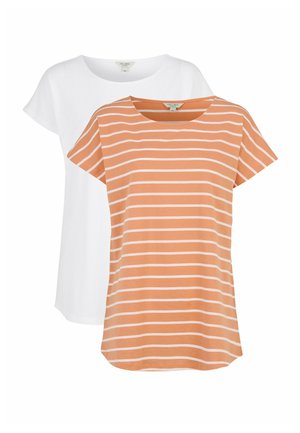 Dwie krótkie damskie koszulki z krótkim rękawem, jedna biała, a druga brzoskwiniowa z białymi poziomymi paskami, pokazane nakładające się na siebie na białym tle.