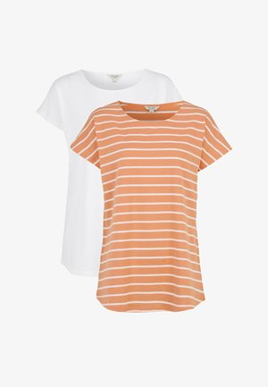 Twee dames-T-shirts met korte mouwen, één wit en één perzikkleurig met witte horizontale strepen, overlappend weergegeven op een witte achtergrond.