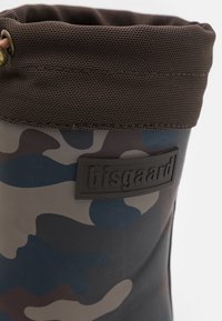 Kumisaapas, jossa on kamouflagekuvio ruskeassa, sinisessä ja bežissä, ruskealla verkkokankaalla varustettu reposi ja kuminen brändilogo.