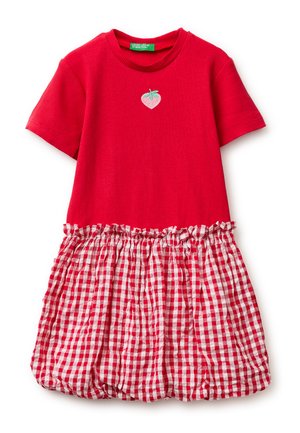 Rode jurk met korte mouwen en geribbelde textuur, voorzien van een kleine aardbeienborduring op de borst en een geplooide rode en witte geruite rok.