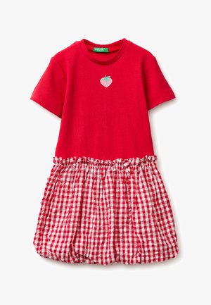 Rode jurk met korte mouwen en geribbelde textuur, voorzien van een kleine aardbeienborduring op de borst en een geplooide rode en witte geruite rok.