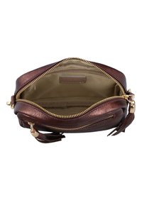 Mala smeđa metalik kožna torbica s zatvaranjem na patentni zatvarač, zlatnim metalnim dijelovima i podstavljenim unutarnjim prostorom s džepom i detaljem od resica.