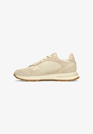 Beige suède sneakers met een gestructureerd gaaswerkpaneel, ronde veters en een rubberen zool met een lichtbruine loopzool voor grip.