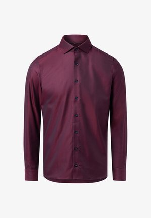 Camicia a maniche lunghe con bottone in un profondo borgogna, colletto a punta e bottoni neri, esposta su uno sfondo bianco.