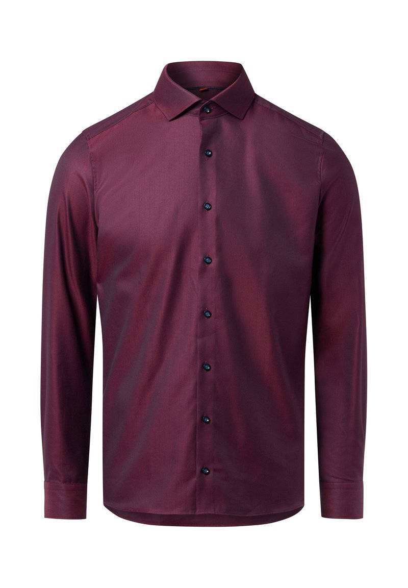 Camicia a maniche lunghe con bottone in un profondo borgogna, colletto a punta e bottoni neri, esposta su uno sfondo bianco.