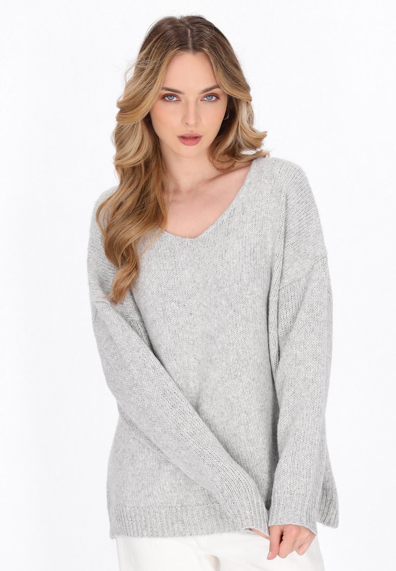 Hellegrauer gestrickter Pullover mit V-Ausschnitt, lockerer Passform und langen Ärmeln mit gerippten Bündchen. Weiche Textur mit gemütlichem Erscheinungsbild.