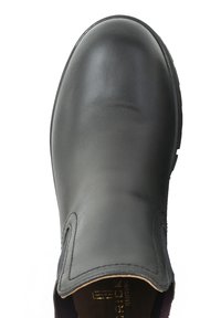 Czarny skórzany but za kostkę o gładkiej fakturze, zaokrąglonym nosku i elastycznych bocznych panelach. Dyskretne złote logo widoczne wewnątrz buta.