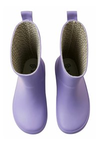 Bottes en caoutchouc violettes avec une surface lisse et une doublure en tissu à motifs. Elles sont dotées de languettes sur le dessus pour un enfilage facile.