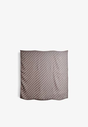 Vierkante taupekleurige zijden sjaal met diagonale witte krijtstreepjes en een kleine handtekening rechtsonder op een witte achtergrond.