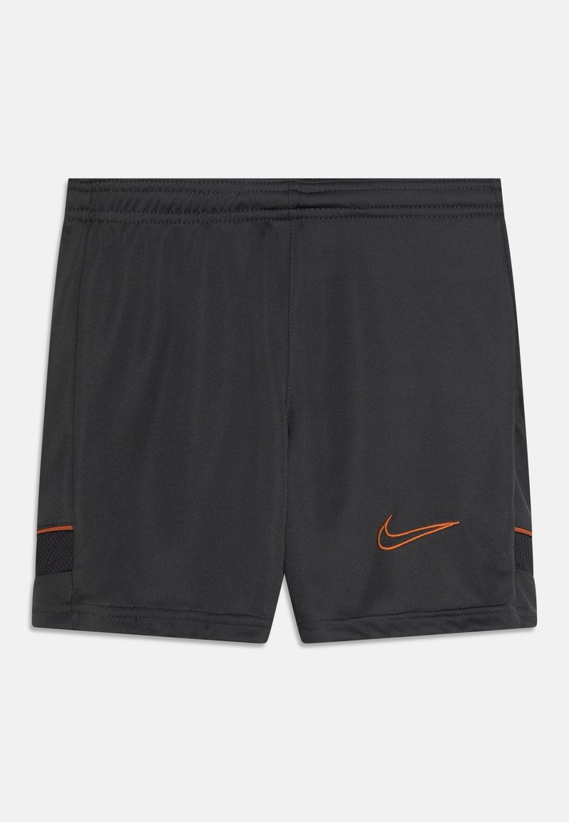 Pantalones cortos deportivos negros hechos de tela ligera con un logo de swoosh naranja de Nike, que presentan acentos de malla en los lados y una cinturilla elástica.