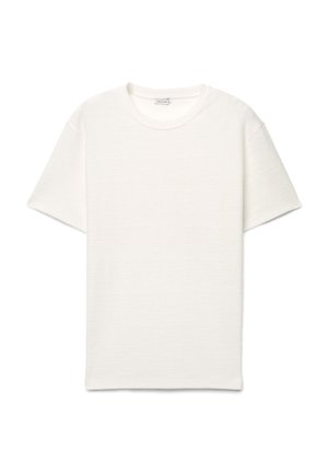 Schlichtes weißes T-Shirt mit kurzen Ärmeln und Rundhalsausschnitt aus dezent strukturiertem Stoff und einem kleinen Etikett am Nacken mit der Aufschrift "CALLIOPE."
