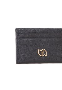 Portafoglio in pelle nera texturizzata con tre slot per carte e un piccolo logo geometrico dorato sul fronte.