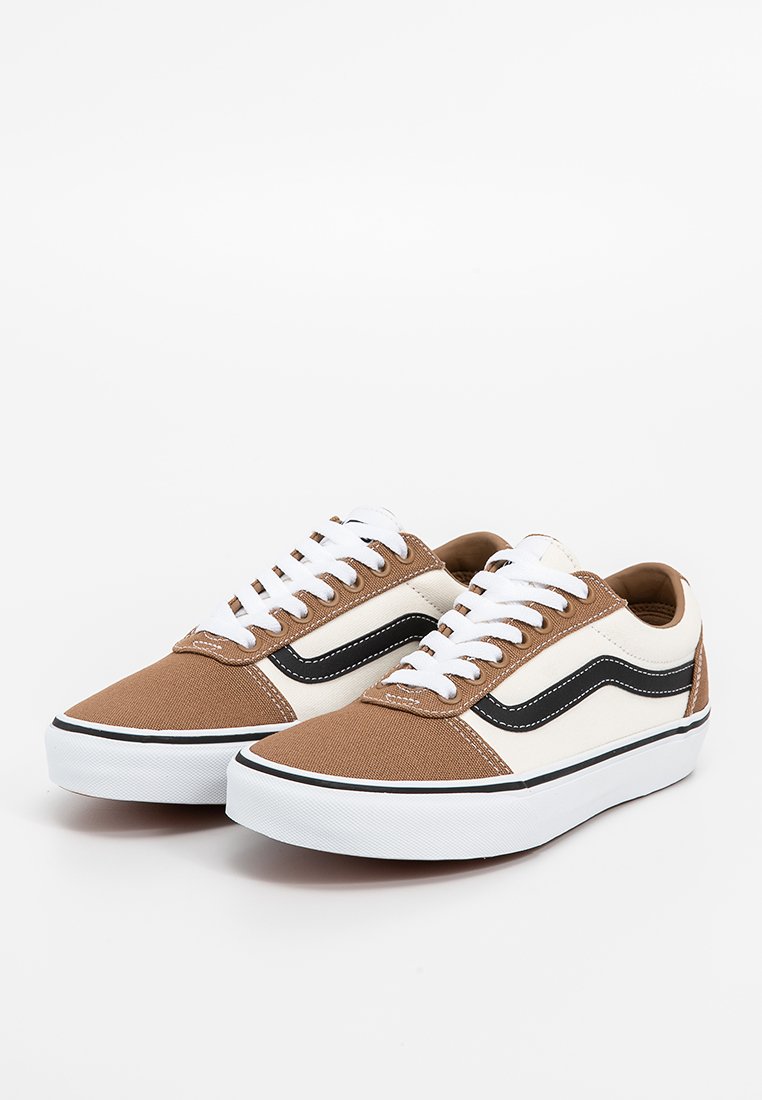 Zapatillas de lona marrones con acentos blancos, diseño de olas en negro y cordones blancos. Suela de goma con costuras en contraste y diseño de punta redondeada.