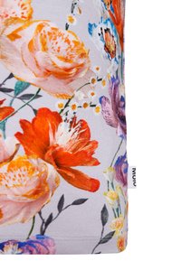 Tessuto a fantasia floreale con vivaci fiori arancioni, rosa e viola su uno sfondo grigio chiaro. Include foglie verdi e piccoli dettagli decorativi.